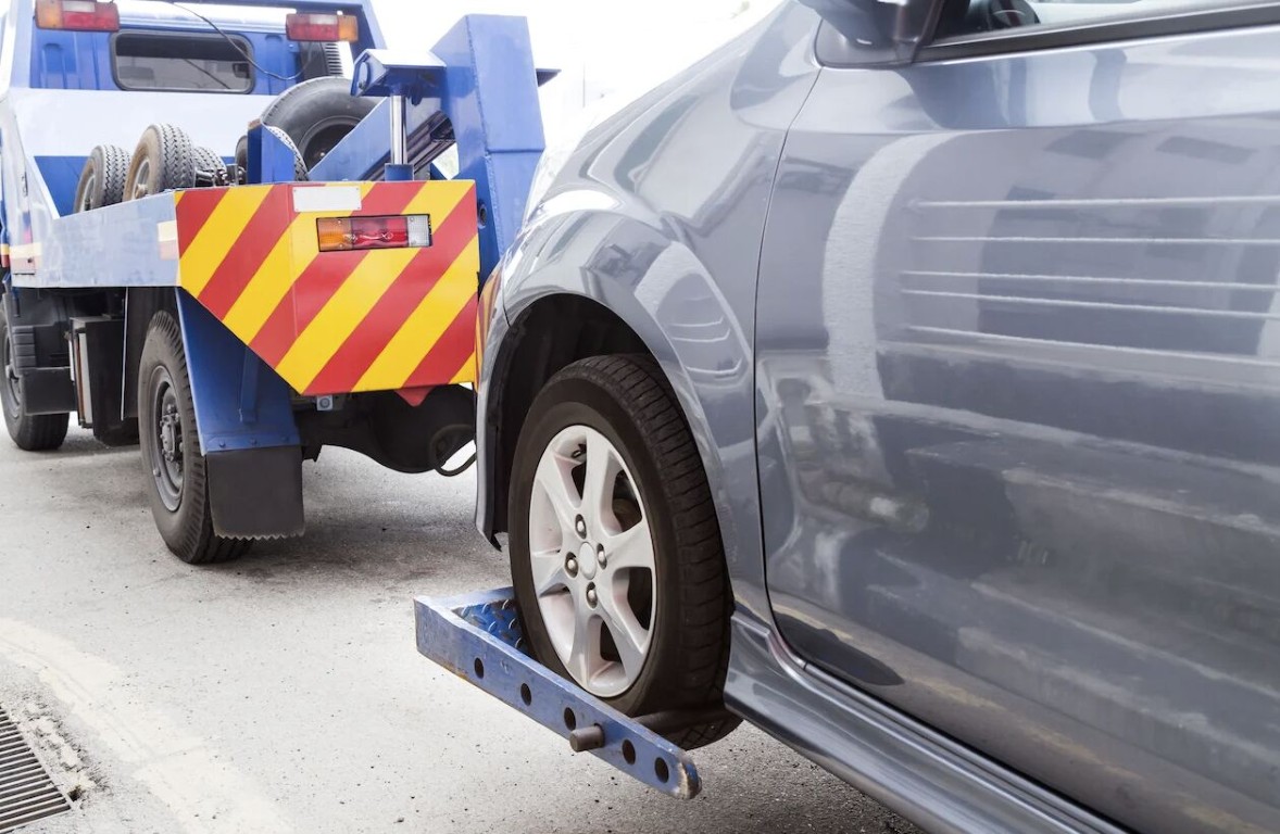 Professional tow truck performing accident recovery with wheel-lift equipment in Gilroy, CA